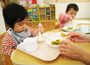 おいしい給食（0歳児）を写真紹介