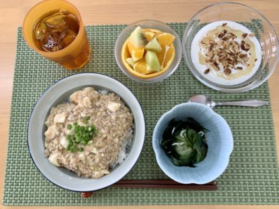 メニューは大豆麻婆丼、胡瓜とわかめの酢の物、アーモンド入りヨーグルト、果物の盛り合わせ